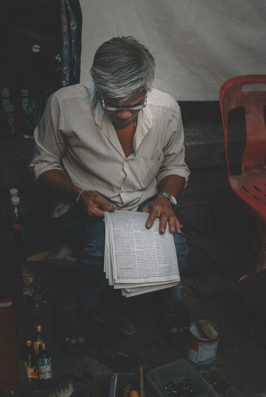 detective reading old case files